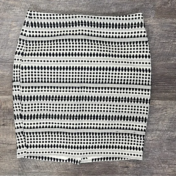 LOFT Black and White Geometric Mini Straight Pencil Skirt size 00P B150