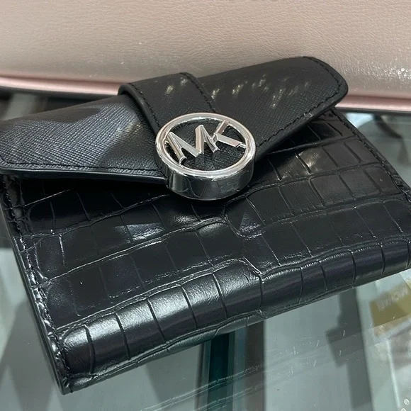 MICHAEL KORS CARMEN MEDIUM LOGO AND FAUX LEATHER WALLET BLACK NWT