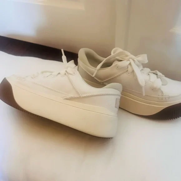 Ugg Women’s EX Duzzit Essential lace up platorm sneakers in white. 10