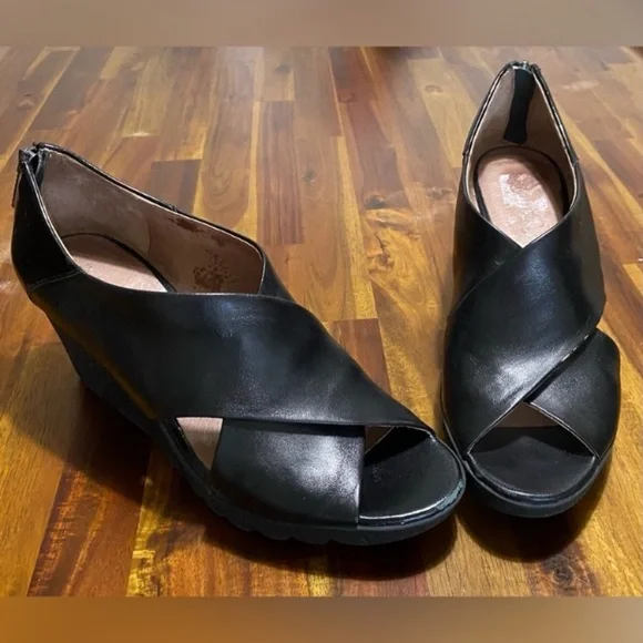 D.J. Pliner Elegant Black Chic wedge sandals made of soft genuine leather. 8.5M.