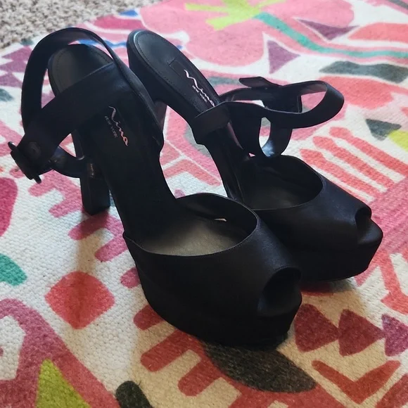 NINA NEW YORK PANGEA-LS BLACK LUSTER SATIN PLATFORM HEELS. Size 9.5