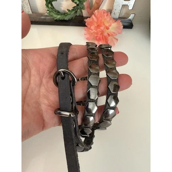 Gap Black Leather Skinny Belt With Gun Metal Colored Adornment Fits 33-37