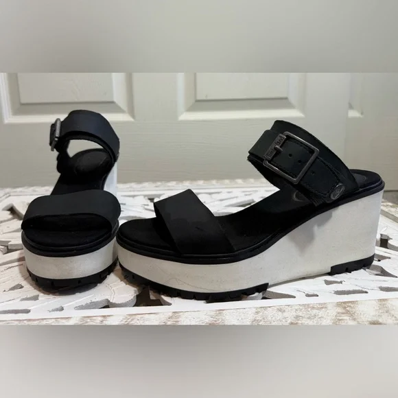 Timberland Women's Black Platform Sandals Size 9.