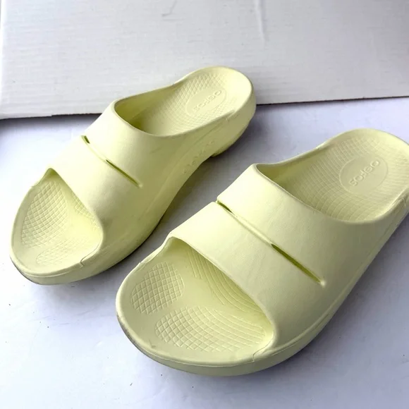 OOFOS OOahh Slide‎ Yellow Recovery Slide Comfort Sandals W8 M6