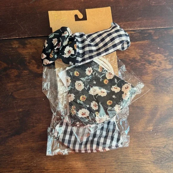 Berry Nordstrom Rack Black Floral Plaid Set of 2 Face Masks‎ and Scrunchie