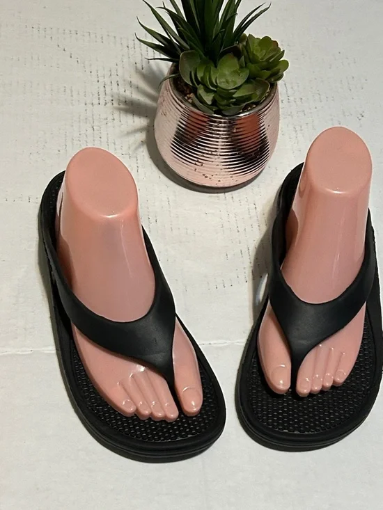 Women's Black Thong Flip Flop Sandals - Sleek Casual Comfort