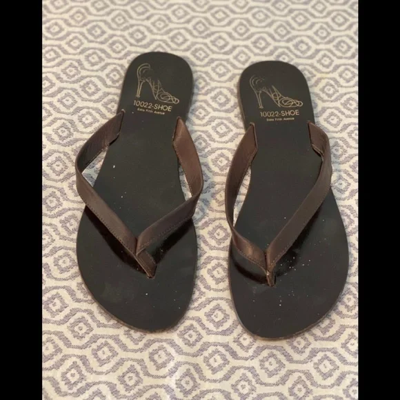 Saks 5th Avenue 10022 Leather Flip Flops Chocolate​​​​​​​​​​
