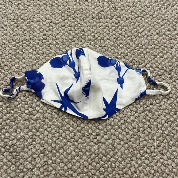 🎁 Cynthia Rowley White and Blue Face Mask