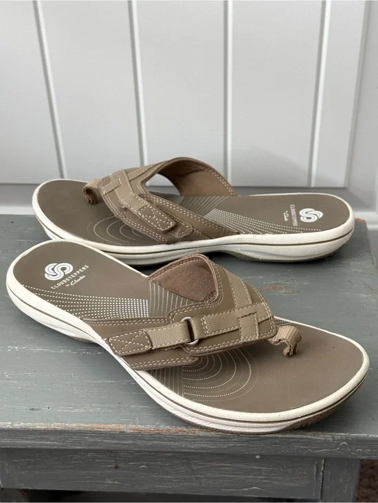 Women's Clarks Cloudsteppers Taupe Thong Sandals Size 7