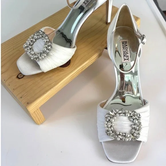 Badgley Mischka Ivory Satin Crystal Pearl Embellished Bridal Heels‎ Size 10
