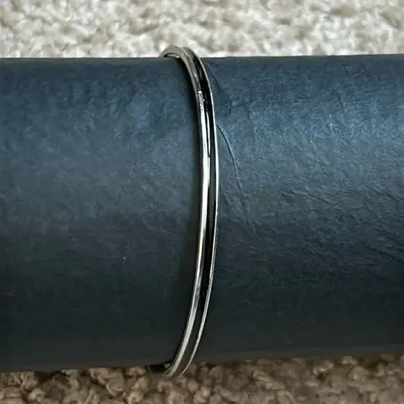 Women’s vintage dainty silver tone bangle bracelet one size‎ measurements shown