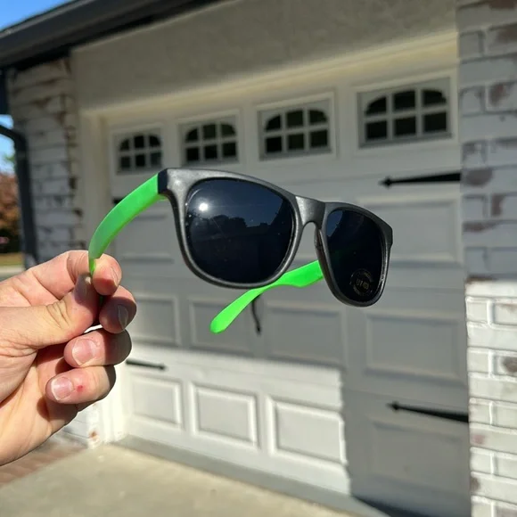 6 X SUNGLASSES Green and Black Fun for the beach in Bulk
