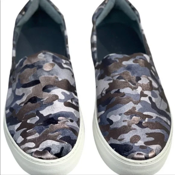 J SLIDES ARIANA CAMO BLACK AND GRAY PRINT SNEAKERS SIZE 10