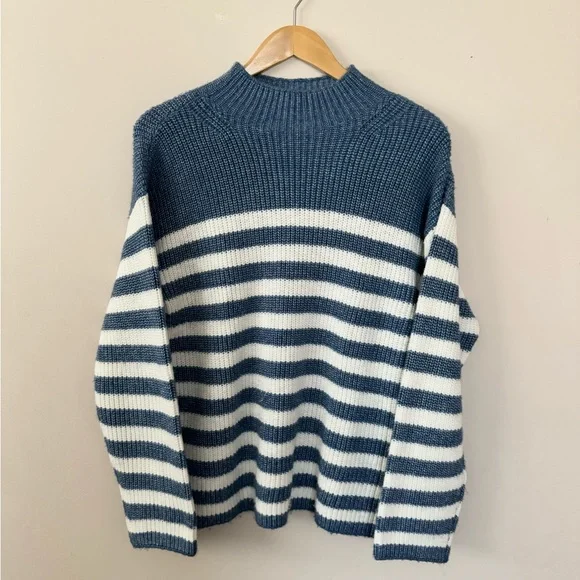 St. John’s bay (M/L) stripe white blue pullover knit long sleeve sweater