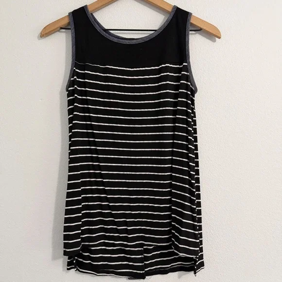 Yumi Los Angeles - Black‎ Striped Sleeveless Blouse Button Detail