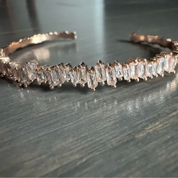Elegant Gold Bracelet with Clear Stones