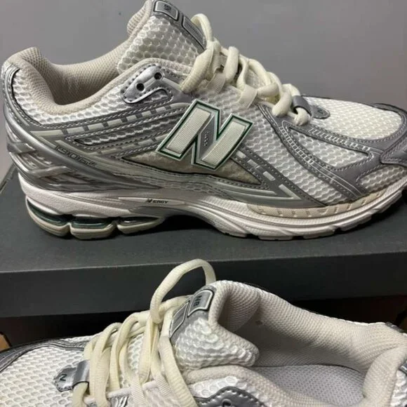 New balance unisex shoes size 5 women 8 color white and silver