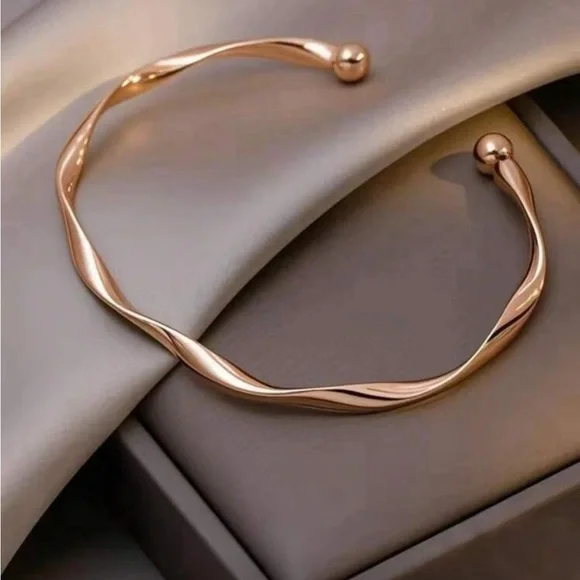 Chic Gold-Toned Twisted Bracelet