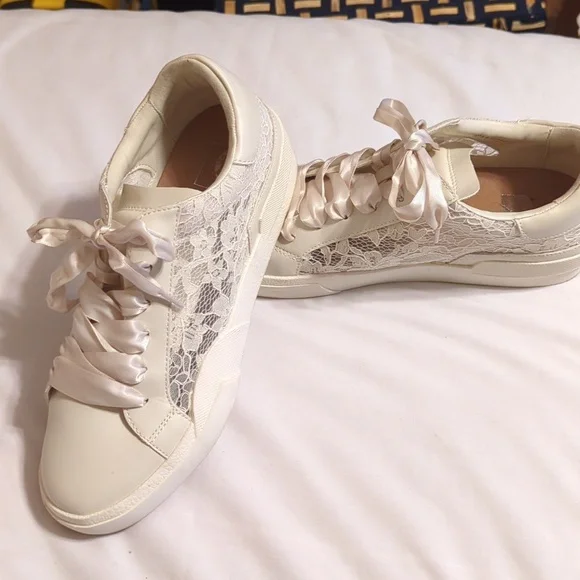 Dolce Vita Harrison Woman’s Ecru Lace Sneakers Size 9 Off White Satin Ribbon