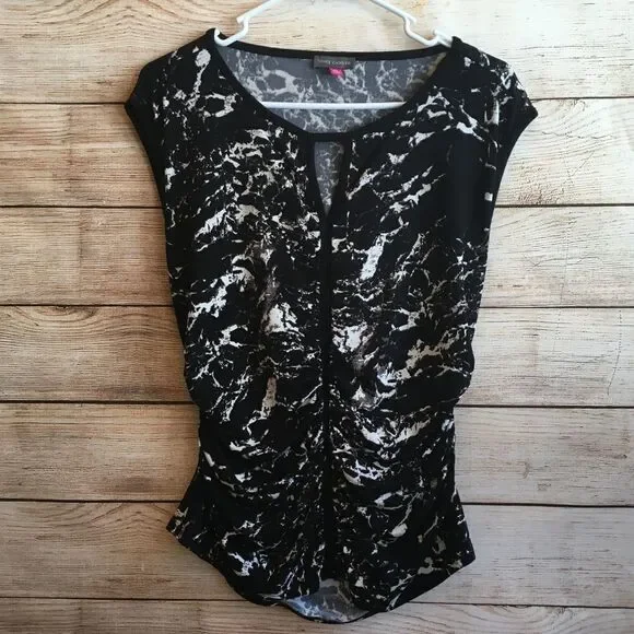 ‎VINCE CAMUTO STRETCH TOP IN BLACK AND WHITE