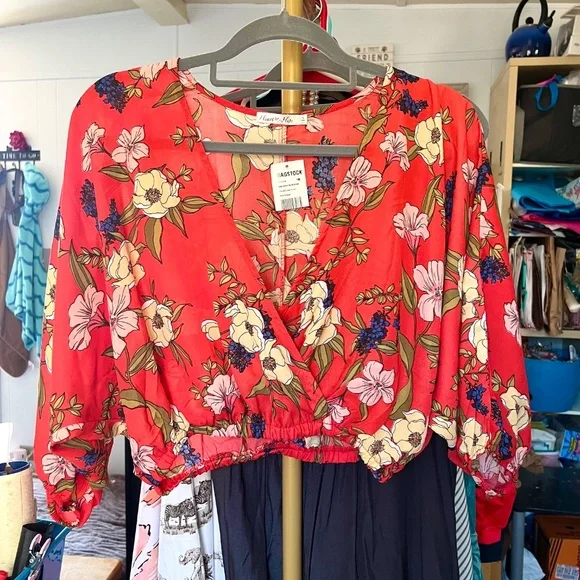 🔥2/$10 NWT |•HEART & HIPS•| Cute Floral Summer Top Cropped Size Small