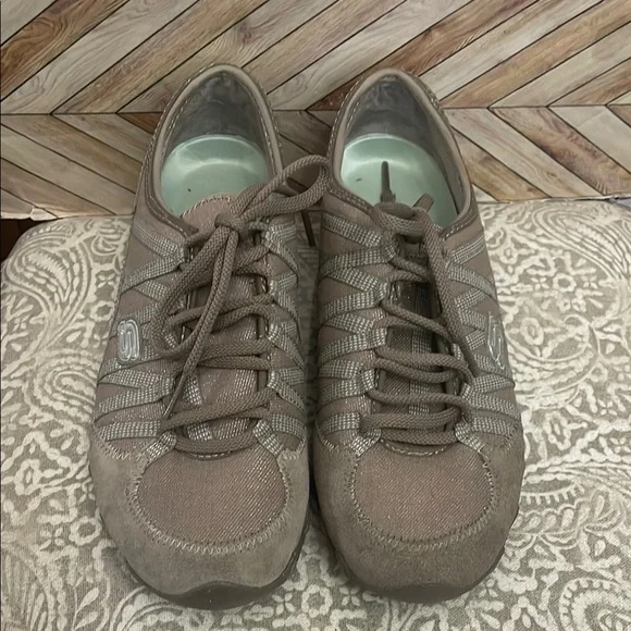 SKECHERS‎ Women Athletic Skechers Slip On (21127) shimmer Taupe- size 9