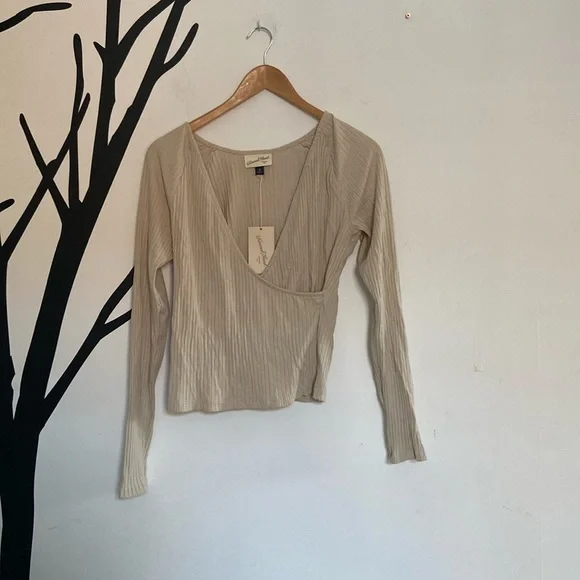 NWT Universal Thread cream ribbed crossover long sleeve stretchy top