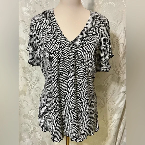 Sag Harbor Black & White Short Sleeve V-neck Blouse