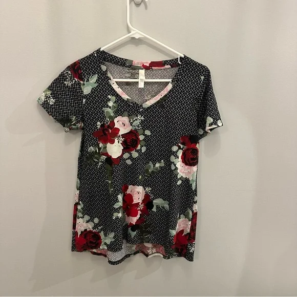 Lularoe Women’s V neck shirt. Women’s XS (fits like a medium).