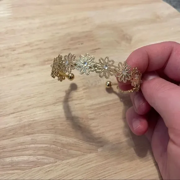 Women’s Gold Colored Floral Daisy Bracelet