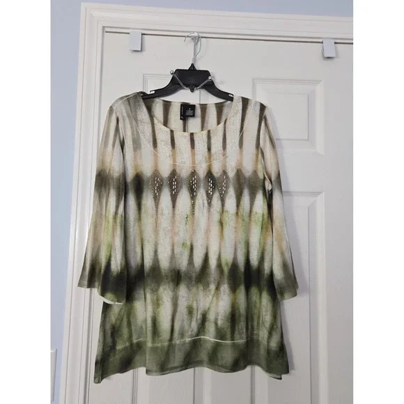 New Directions Womans 3/4‎ Top. Size Medium.