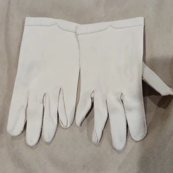 Small cream ladies hand gloves, vintage