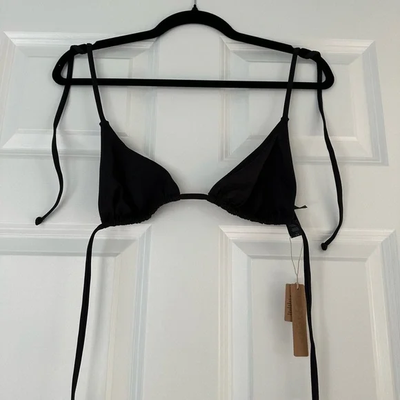 Skims triangle top size L NWT color onyx