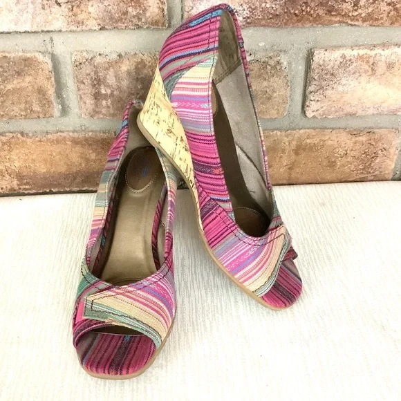 LIFE STRIDE “Velocity” Memory Foam Wedge Striped Sandals