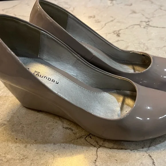 CL by Laundry Women's Glossy Gray Wedges