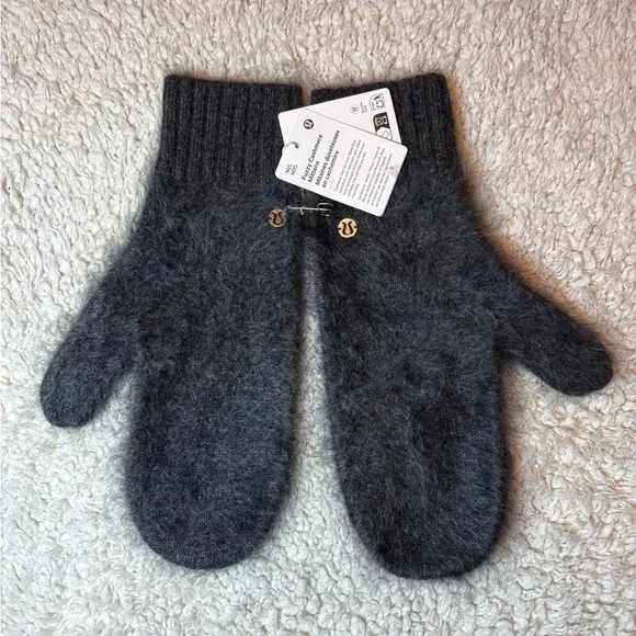 Lululemon NWT Fuzzy Gray‎ Cashmere Mittens