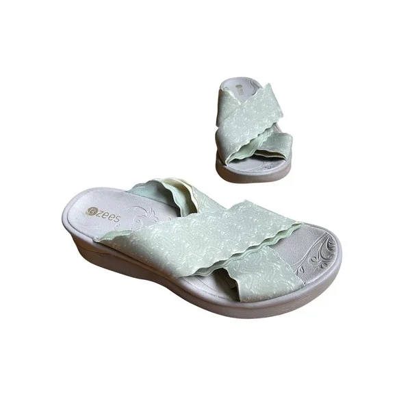 Bzees Sahara Sage Green Scalloped Slide Wedge Sandals Womens 8.5M
