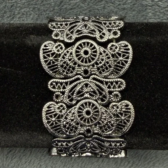 Ornate‎ Filigree Stretch Bracelet Silver Tone Lace Overlay Wide Cuff 9.5 in