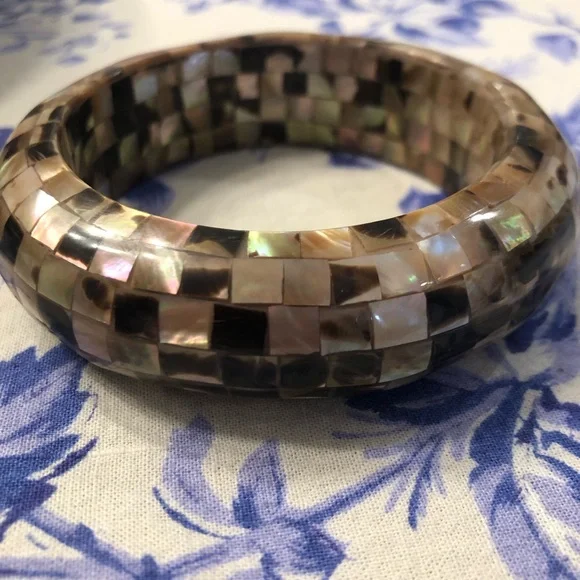 VTG Wood Bangle Mother Of Pearl Intricate Inlay Bracelet Iridescent 7/8”W X 8”D