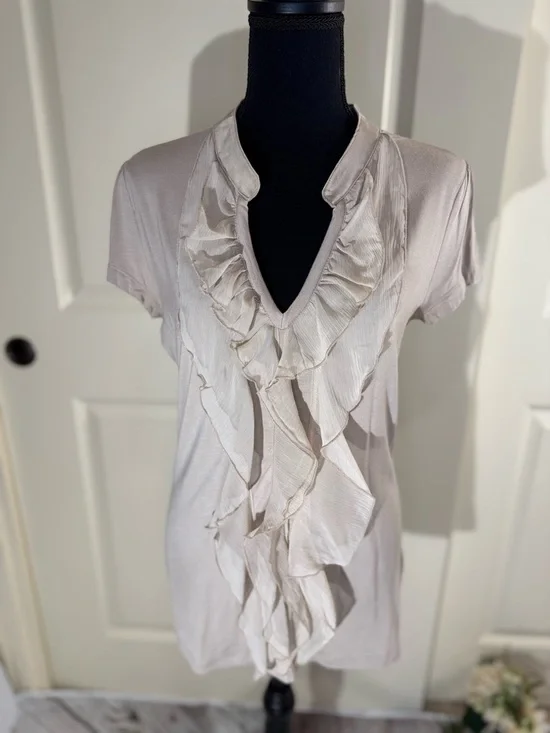 NWOT Kische Beige Ruffle V-Neck Short Sleeve Top Large