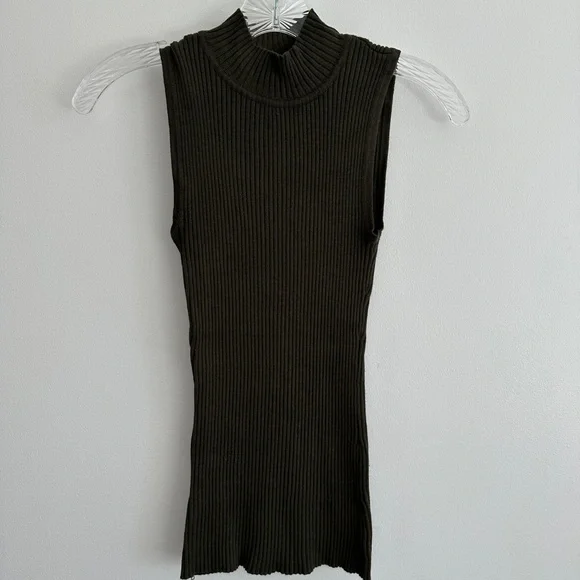 Hooked Up By I.O.T Sleeveless Turtleneck Ribbed Top in Green / Khaki Extra Small
