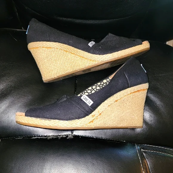 Misses sz 9.5 Tom's black canvas wedge shoes