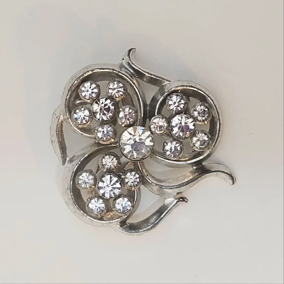 Vintage silver tone rhinestone flower brooch pin