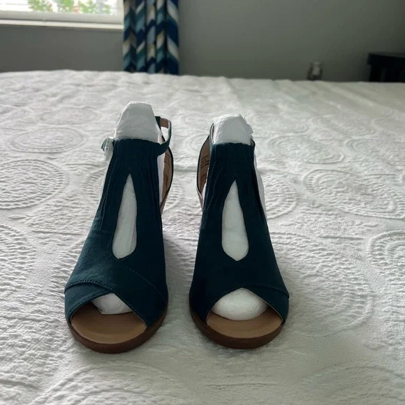 Journey Collection Women Blue Kenzie Comfort Soles, Wedge Sandals, Size 61/2 M .