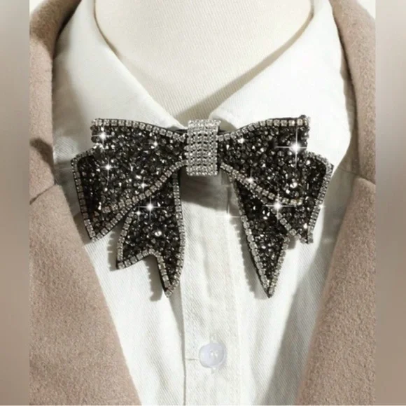 ✨Sparkling Crystal Bow Brooch Pin - Black and Silver