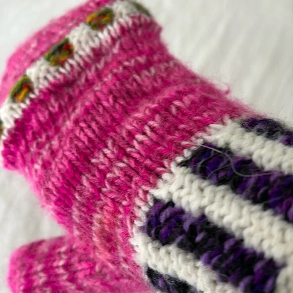 KNIT GLOVES THAT BECOME FINGERLESS