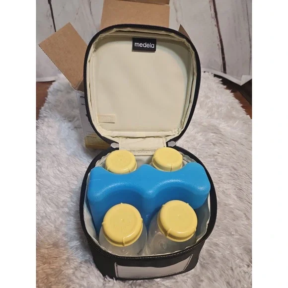 Medela Breast Milk Cooler Bag Set (1) cooler bag; (1) ice pack; (4) 5oz Bottles