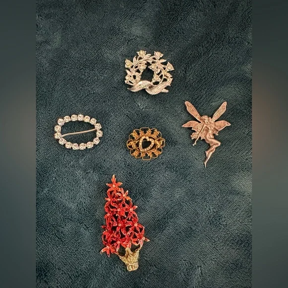 Vintage Elegant Brooch Set
