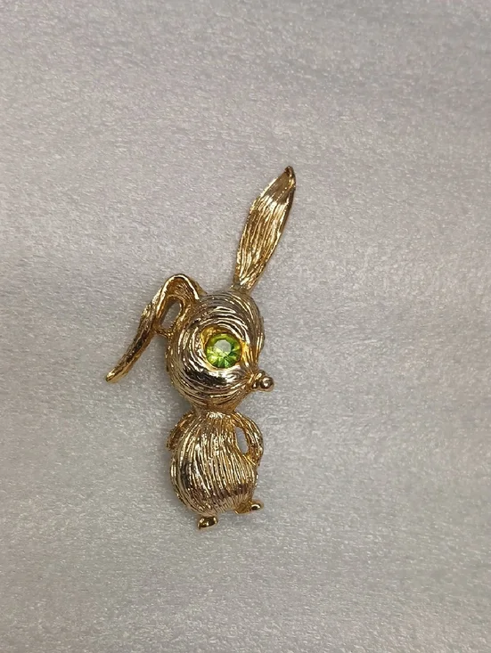 Vintage Textured Gold Tone Bunny Rabbit Brooch Green Rhinestone Eye