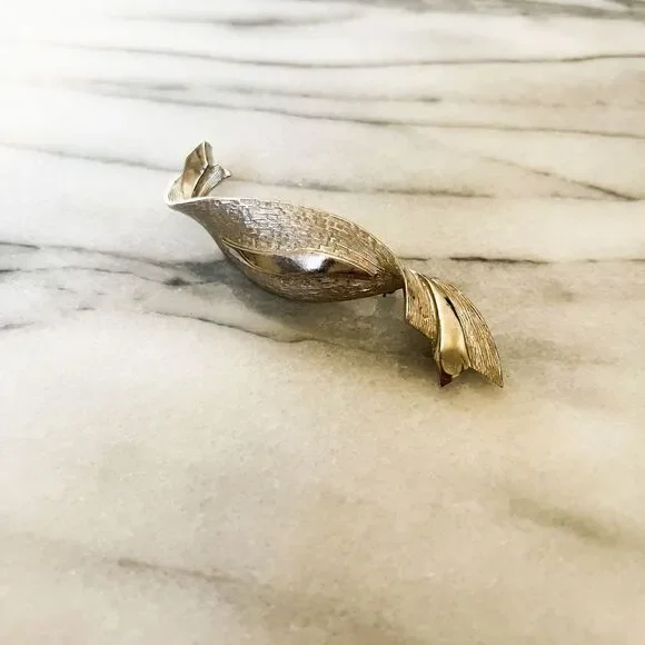 Vintage Textured Metal Ribbon Brooch Pin Silver Toned Metal Retro‎ MCM Unsigned